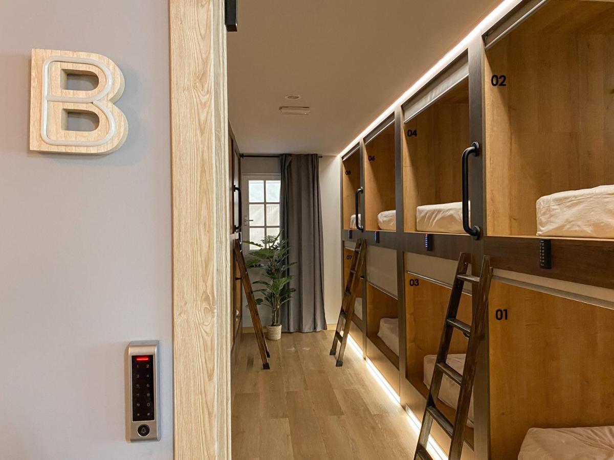 The Pod Suite Hostel Blasco Valencia Exteriör bild